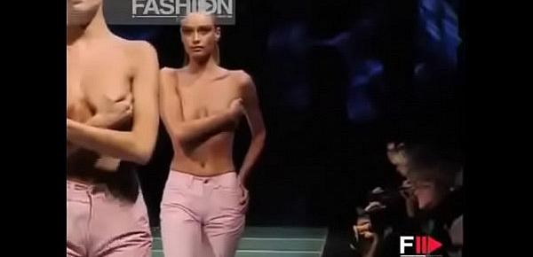  The best topless fashion show, the most exclusive moments of the international runway!